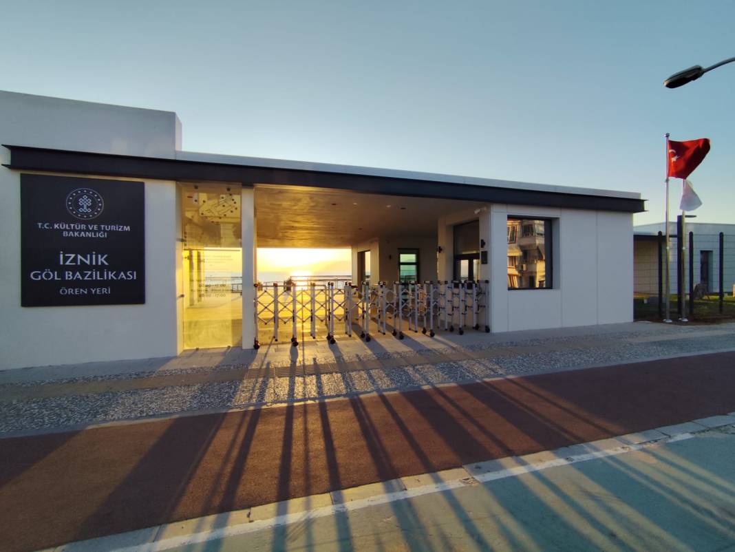 İznik Gölü kıyısında tedirgin eden manzara! Ölü balıklar endişe yarattı: Görüntüler turistleri şaşkına çevirdi 1